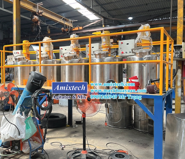 Bồn khuấy sơn sàn thao tác