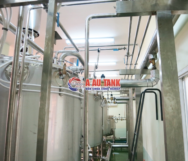 Đường ống inox và sàn thao tác