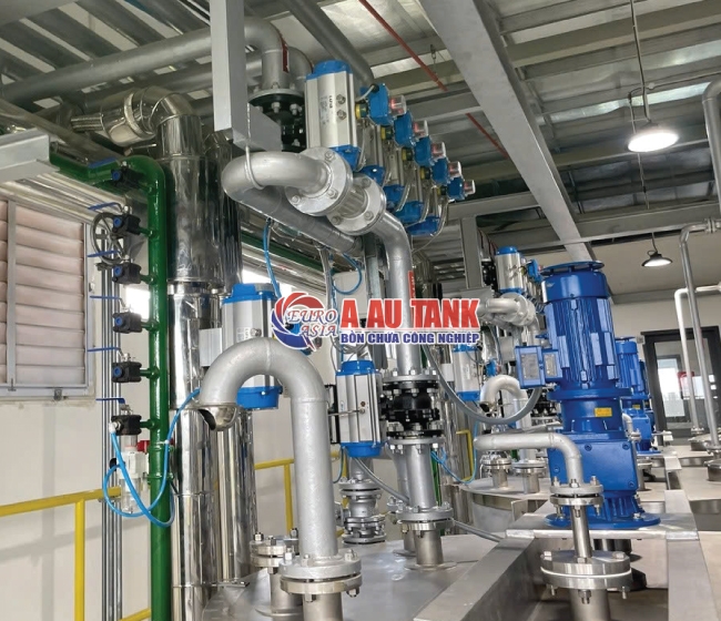 Đường ống inox và sàn thao tác