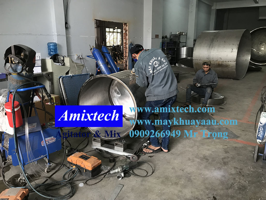công đoạn mài nhẵn mối hàn