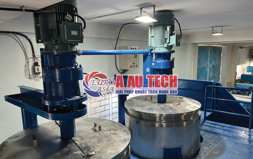 bồn khuấy sơn trên sàn thao tác