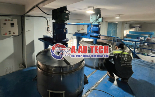 bồn khuấy sơn trên sàn thao tác