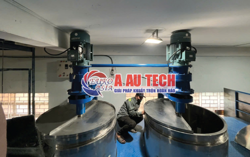 bồn khuấy sơn trên sàn thao tác