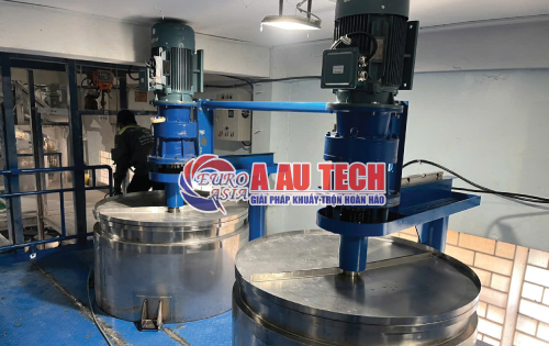 bồn khuấy sơn trên sàn thao tác