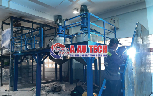 bồn khuấy sơn trên sàn thao tác