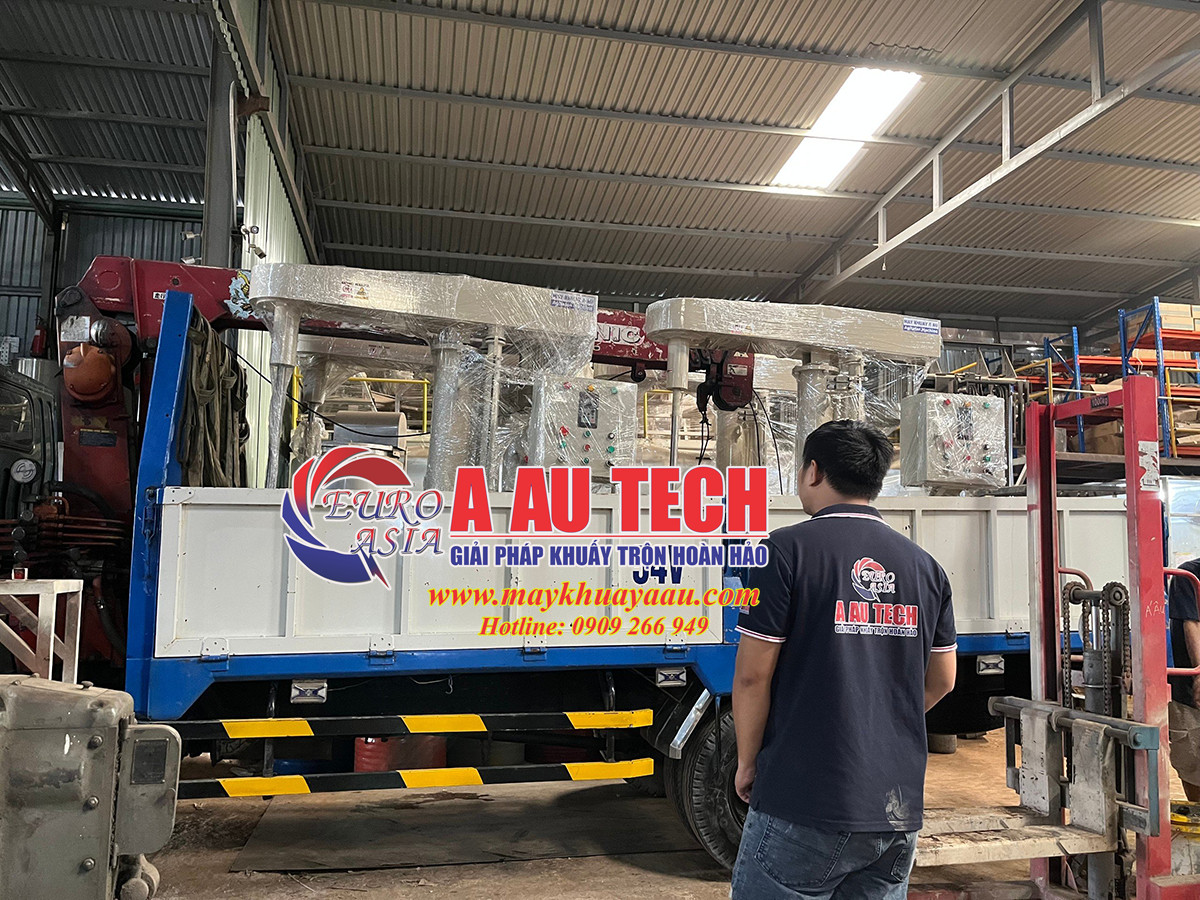 giao hàng máy khuấy trộn keo