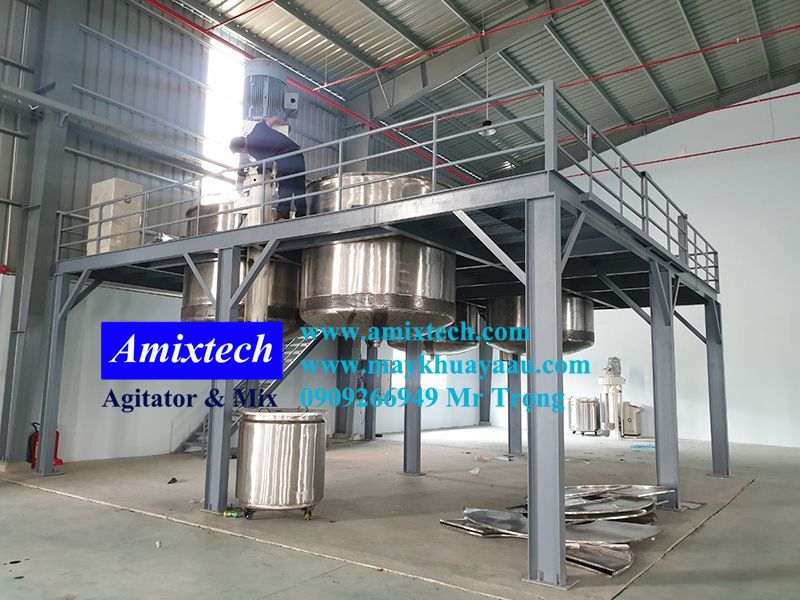 Hệ thống máy khuấy sơn sàn thao tác 